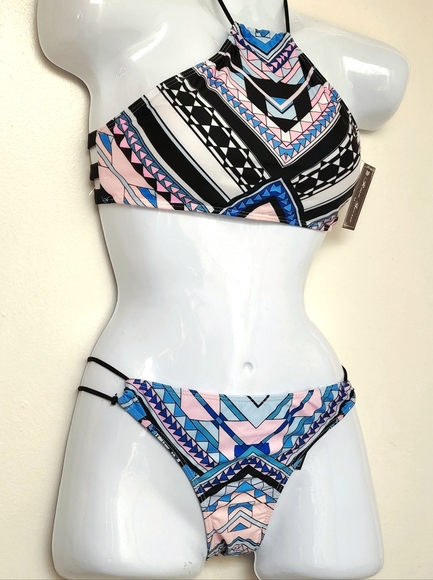 Bikini - Picture 1 of 2